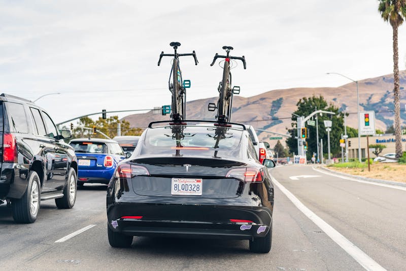 Tesla met fietsen op het dak