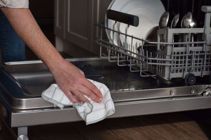 Vaatwasser schoonmaken met een doek