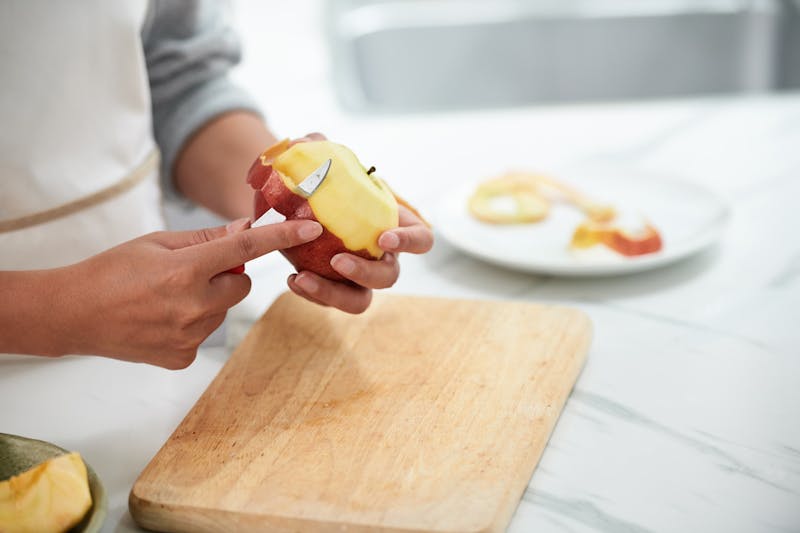 Appel schillen met een aardappelschilmesje