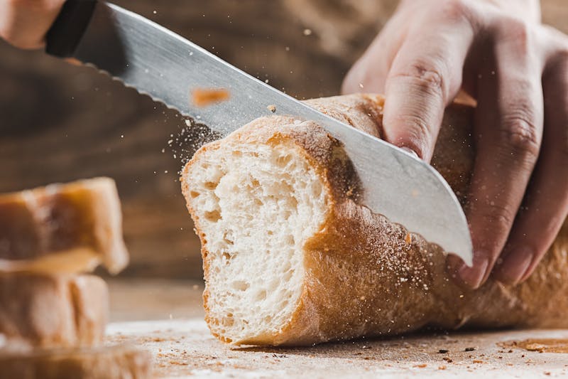 Brood snijden met een broodmes