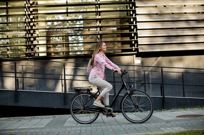 Fietsende vrouw