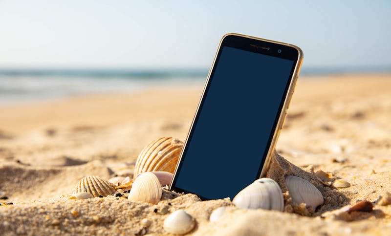 Smartphone op het strand