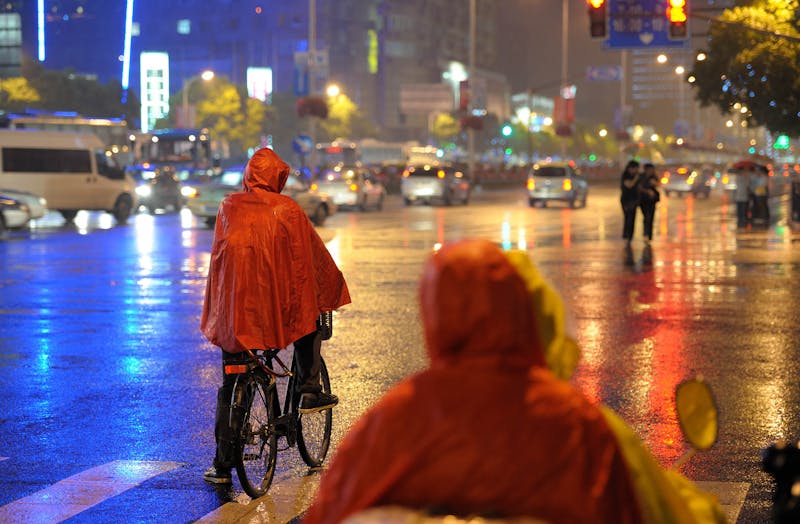 's Avonds fietsen in de regen