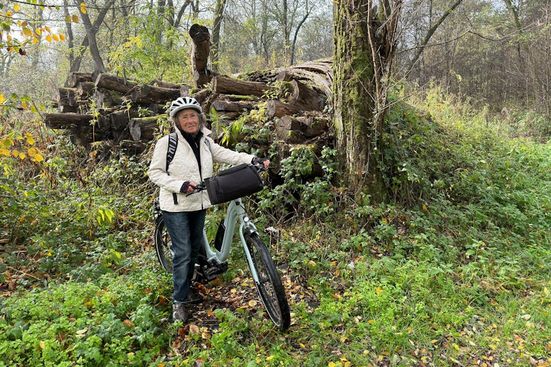 Vrouw op e-bike in bos