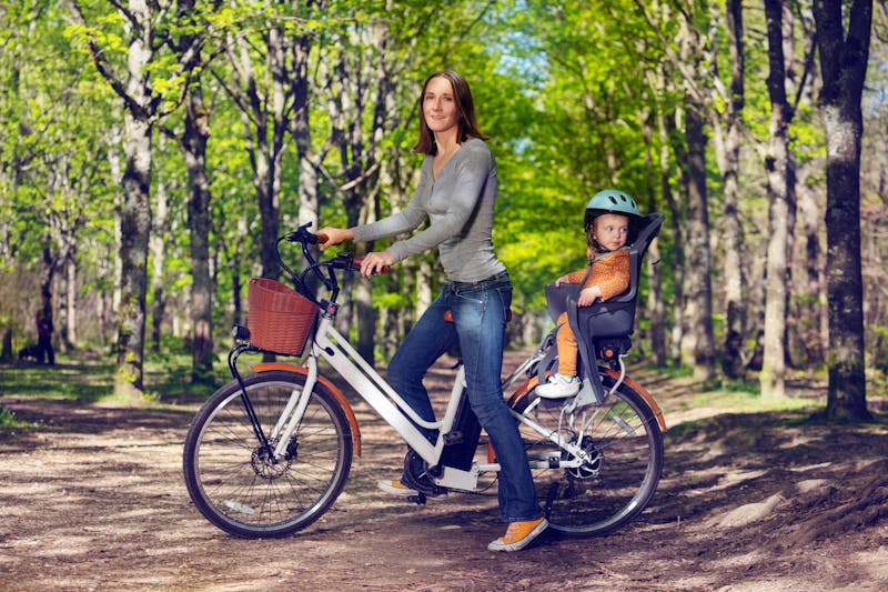 Moeder met kind in het bos op de e-bike