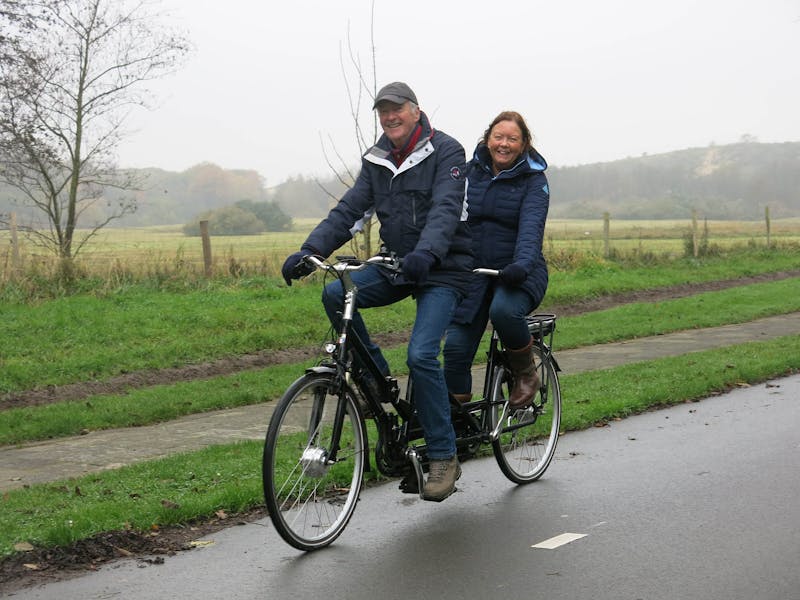 Fietsen in de herfst vochtig wegdek