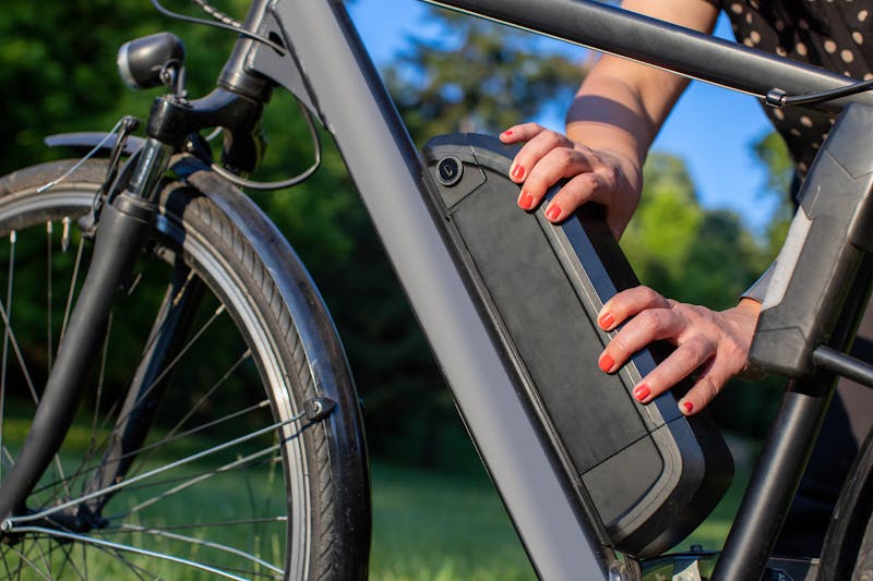 Vrouw met e-bike en accu