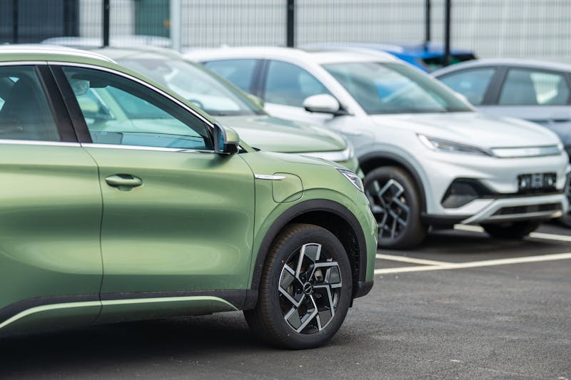 Auto's op het terrein van een autodealer