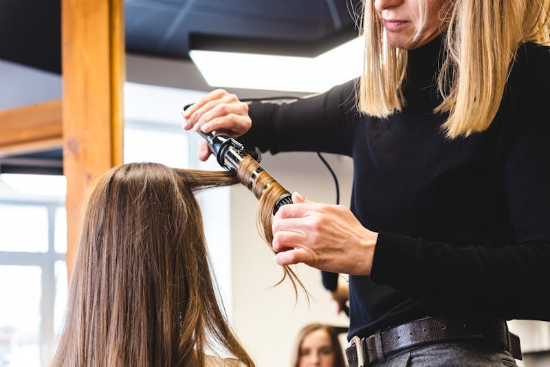 Bij de kapsalon krullen krijgen