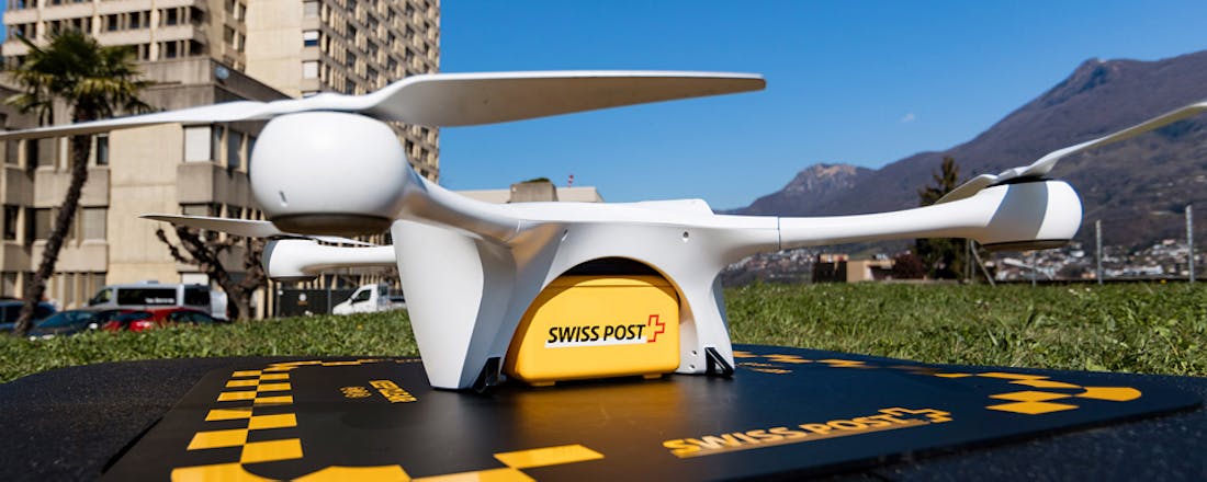 Zwitserse bezorgdrone stort neer naast spelende kleuters