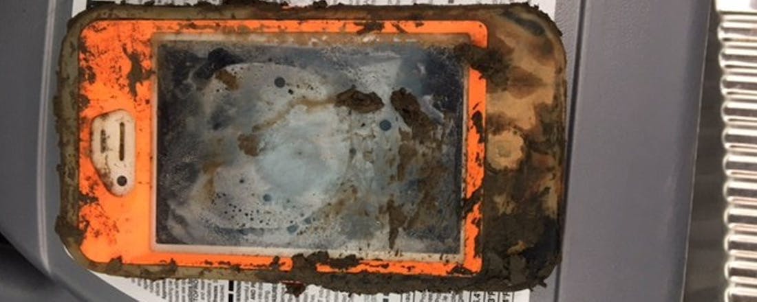 iPhone overleeft jaar op bodem bevroren meer