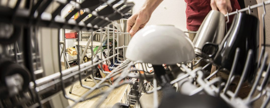 vaatwasserstinkt.png Mijn vaatwasser stinkt: wat kan ik hiertegen doen?