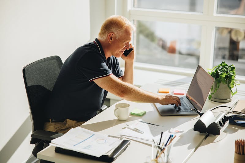 Werkende man achter bureau