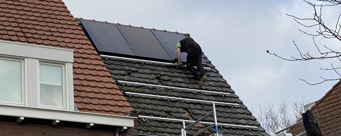 Zonnepaneel monteur op dak Is mijn dak geschikt voor zonnepanelen?