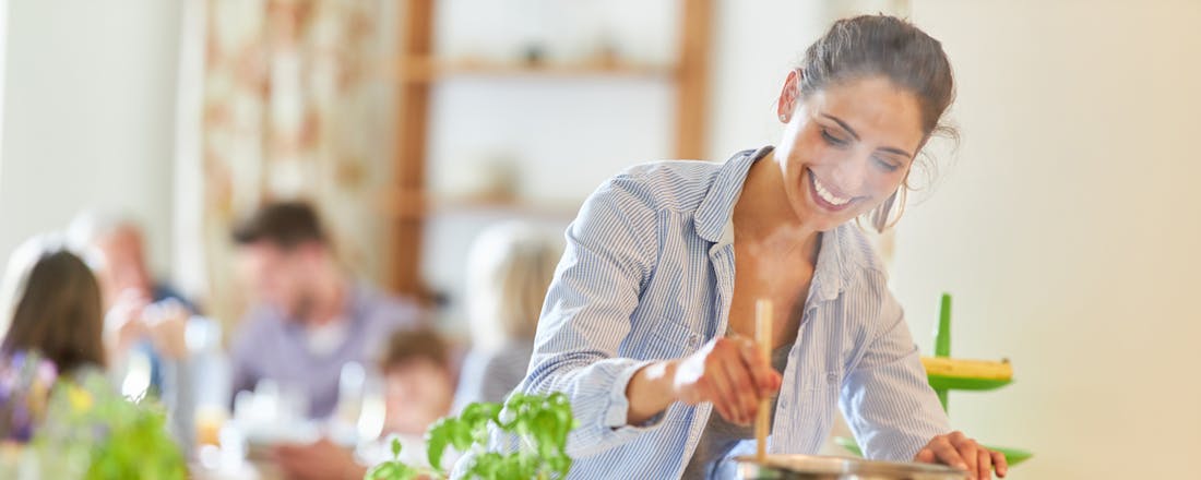 Vrouw aan het koken. Header kookplaat. Slim koken: dit is al mogelijk!
