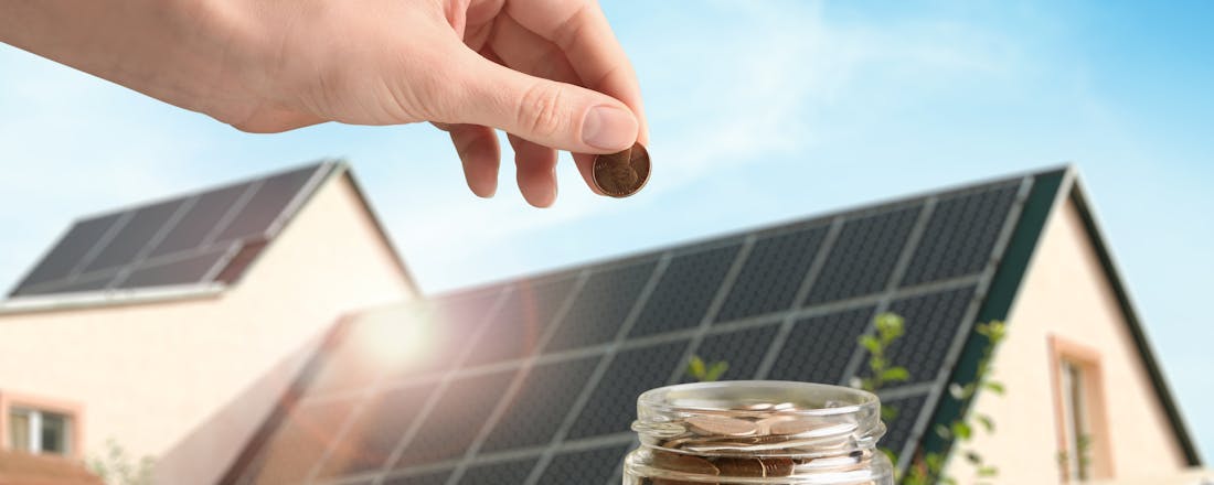 besparen zonnepanelen salderingsregeling zonnepaneel adobestock_392737024 15 gadgets die je helpen energie besparen