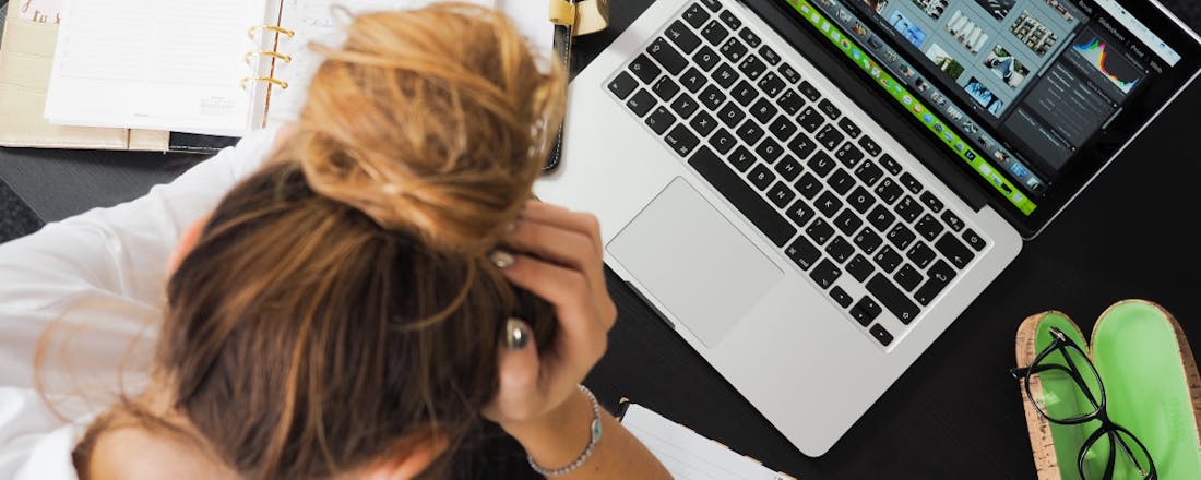 Internet, laptop, frustratie, thumb Traag internet? Deze factoren spelen een rol