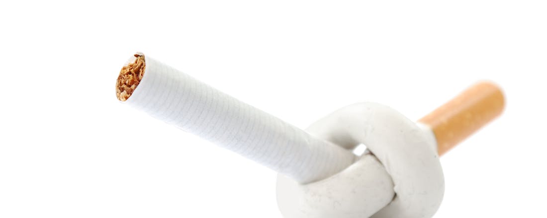Sigaret met knoop erin. Goede voornemens: stoppen met roken
