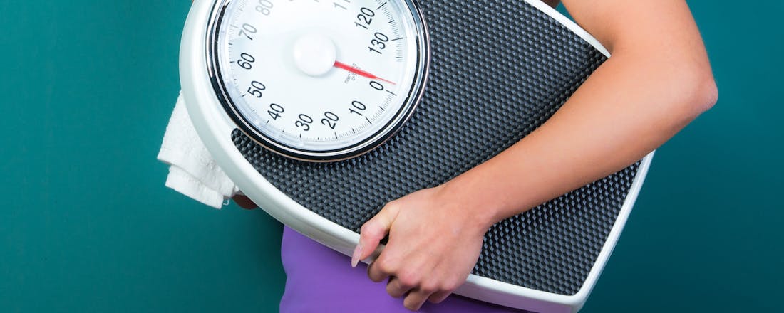 vrouw met weegschaal onder arm De beste weegschaal voor thuis: analoog, digitaal of slim