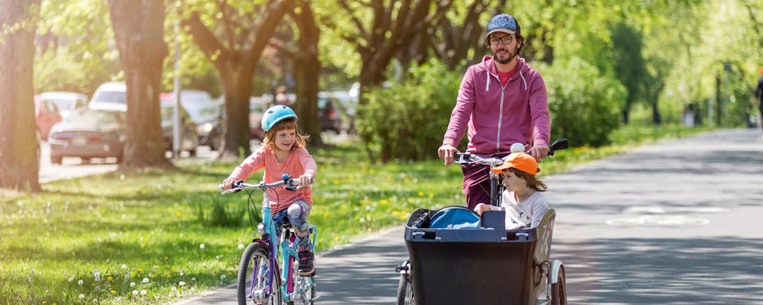 Man in bakfiets Met de juiste bakfietsaccessoires creëer je zelf je ideale bakfiets!