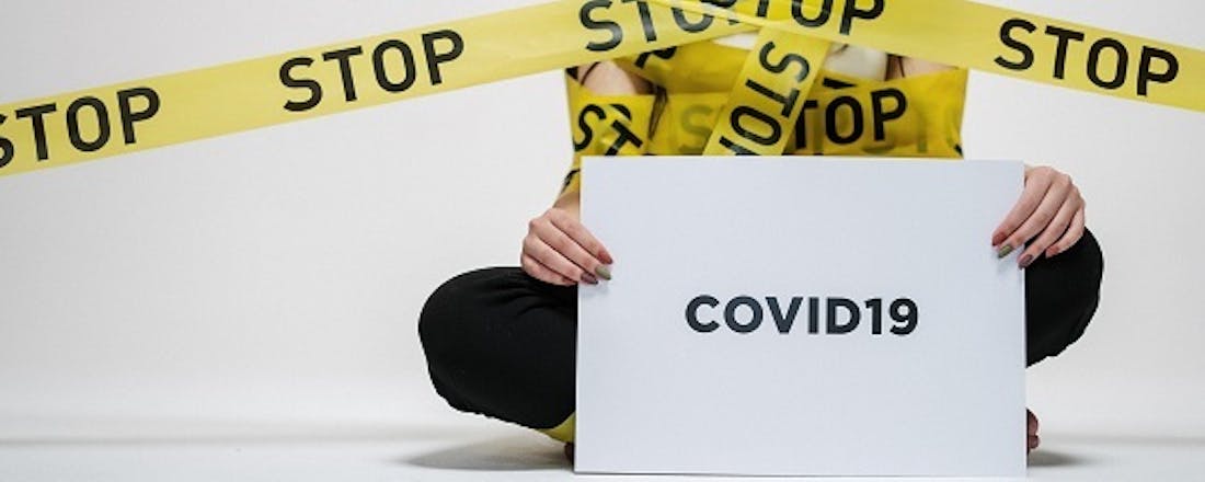 woman-holding-sign-3951615.jpg Online oplichting rondom COVID-19