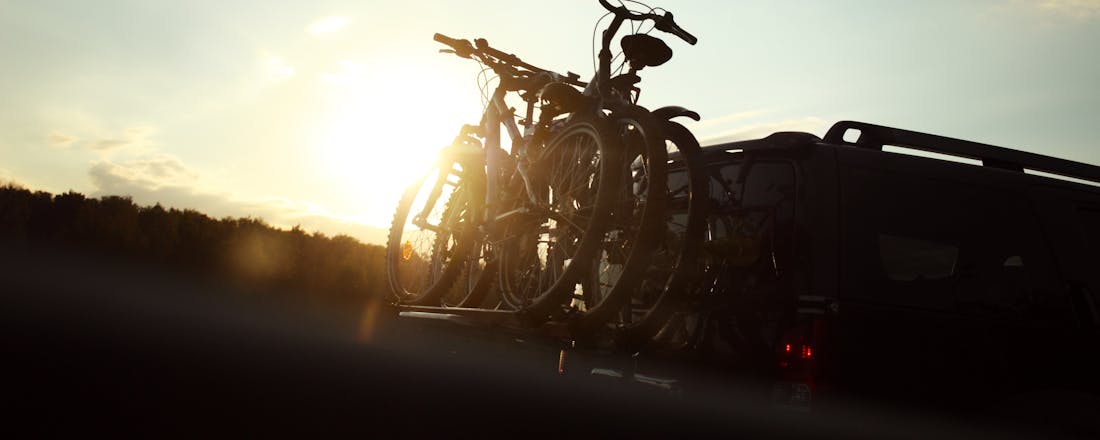 Fietsen fietsendrager auto zonsondergang 5 vragen over fietsendragers voor e-bikes