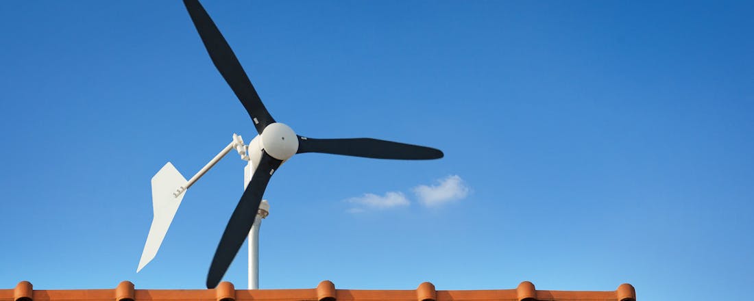 kleine windturbine windmolen thuis op dak zonnepanelen Een kleine windturbine voor thuis: is dat rendabel?