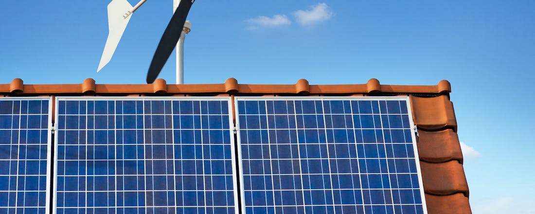 kleine windturbine windmolen thuis op dak zonnepanelen Zonnepanelen en een dynamisch energiecontract: hoe werkt salderen?