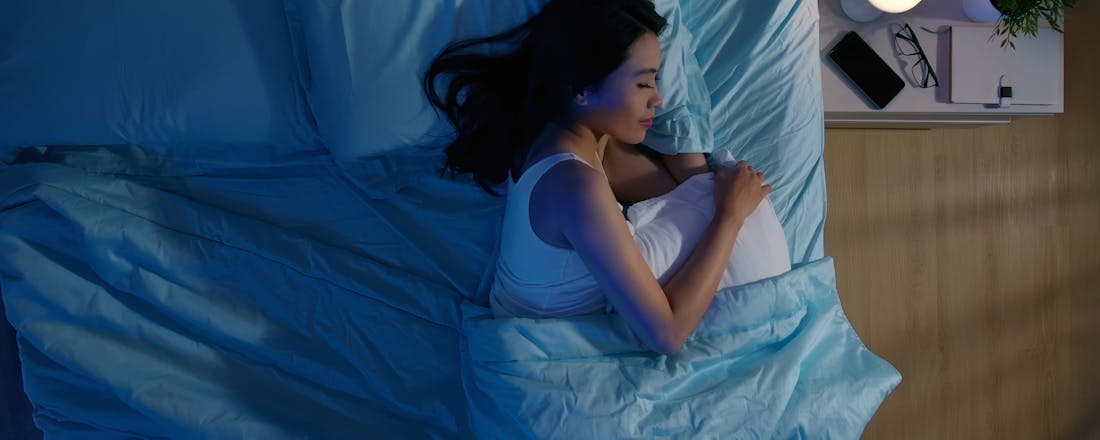 vrouw slapen bed slaap smartphone Wakker worden met een vers bakkie? Zo automatiseer je je koffiezetapparaat