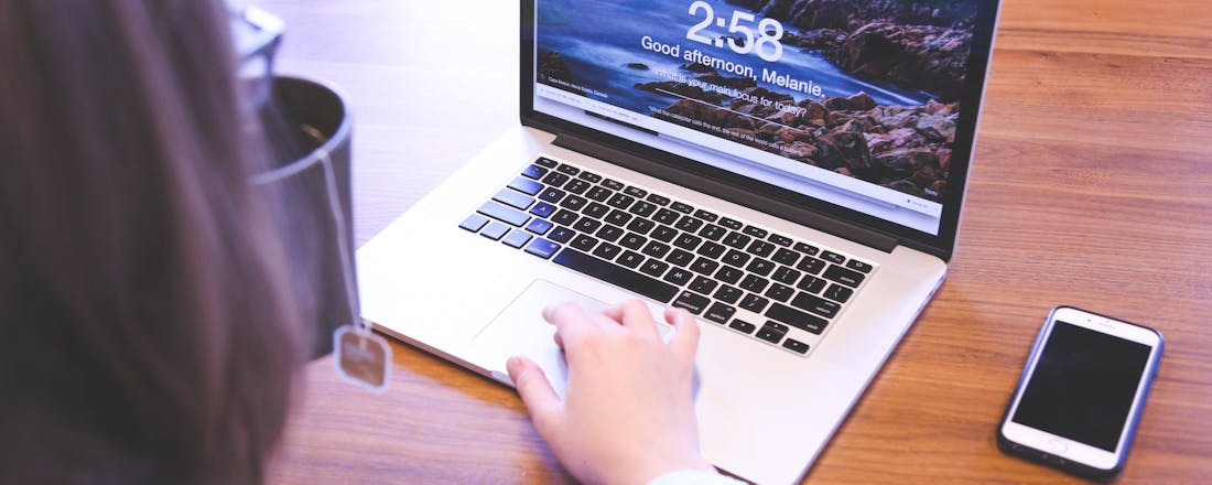 Laptop met persoon De beste sneltoetsen voor Chrome en Firefox