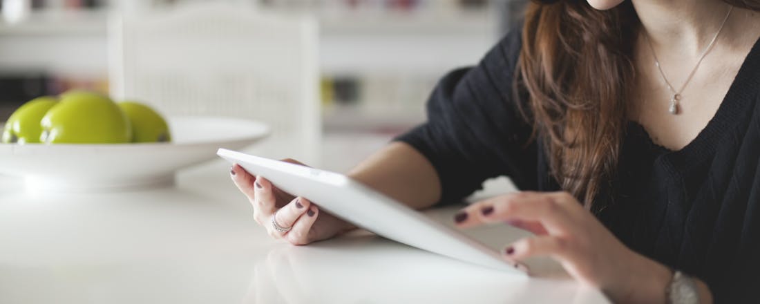 Vrouw met tablet Dit zijn de 5 beste tabletdeals van dit moment