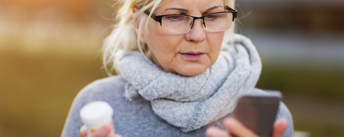 vrouw medicijnen smartphone app pillen doosje potje Zo kun je teksten direct vertalen met je smartphonecamera