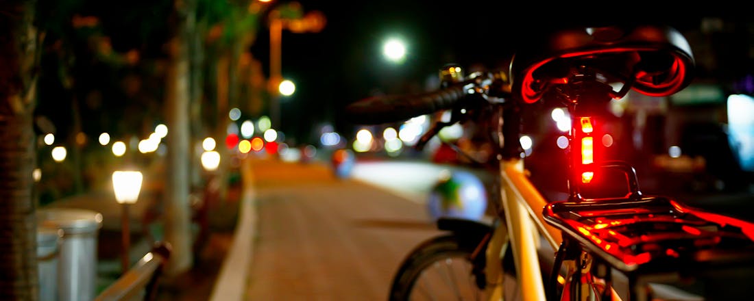 Fiets fietsverlichting donker lamp 3 tips om veilig te fietsen in het donker