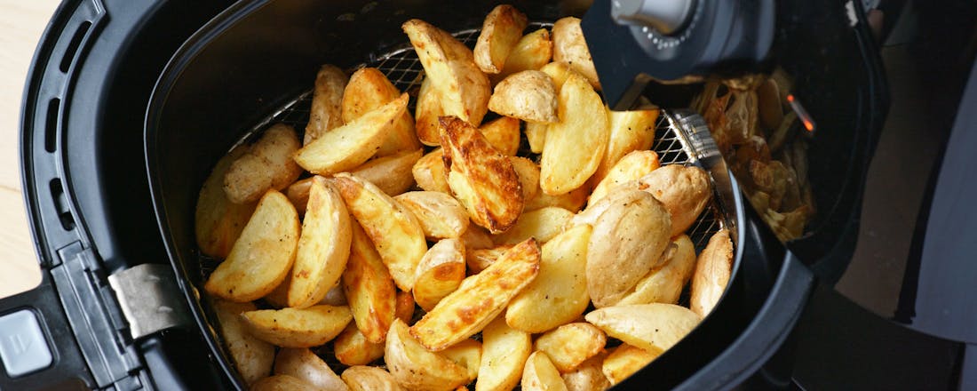 aardappels in een heteluchtfriteuse Met deze accessoires haal je meer uit je airfryer