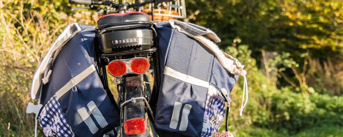 Fietstassen op een elektrische fiets Een fietstas vastmaken op je e-bike doe je zo