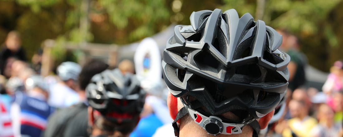 Man met fietshelm Fietshelm voor e-bikers: wachten op verplichting of nu al opzetten?