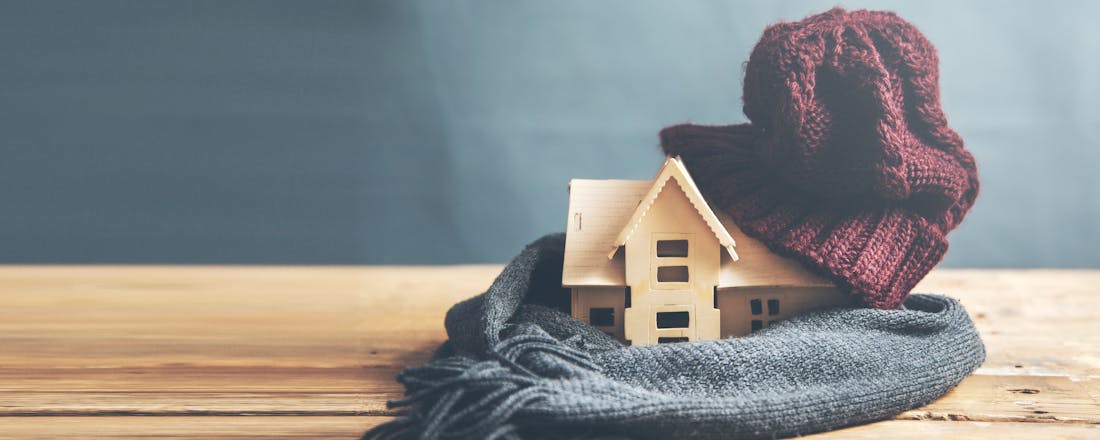 Huis met muts en sjaal Je woning verwarmen met lage temperaturen? Dat kan ook zonder vloerverwarming