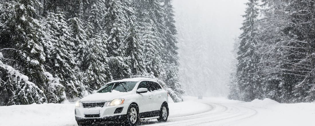 auto sneeuw weg winterbanden Met de auto op wintersport? Check de bandenregels van jouw bestemming!