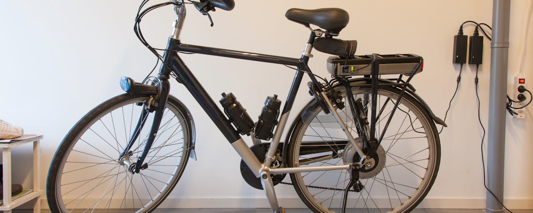 Elektrische fiets in de garage aan de oplader ebike e-bike Je e-bike veilig opladen: zo doe je dat