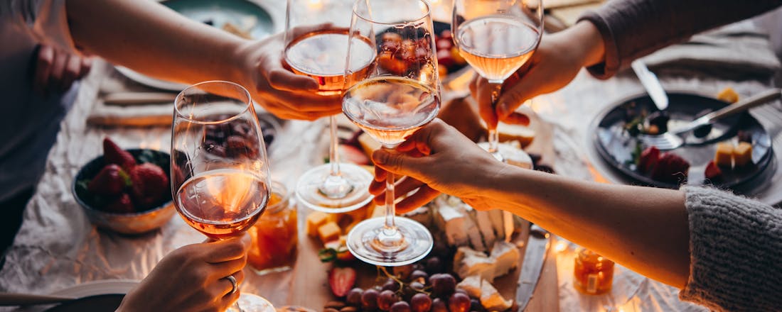 Proosten aan een feestelijke tafel Feestje? Zo laat je je slimme assistent daarbij helpen!