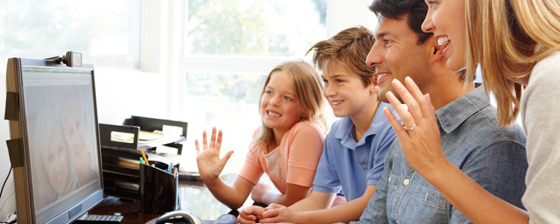 gezin om computer Zo deel je je Windows-pc veilig met meer gebruikers