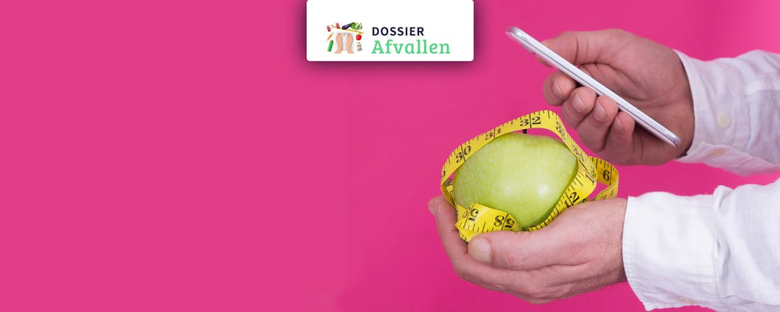 Afvallen man met smartphone en appel Eetdagboek op je smartphone: apps die jou helpen met afvallen