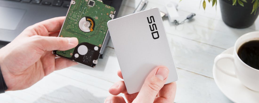 man met harddisk en ssd Dit zijn de 5 beste deals voor data-opslag van dit moment