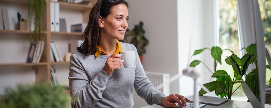 vrouw thuiskantoor Terug naar kantoor? Geen denken aan met een fijne thuiswerkplek!