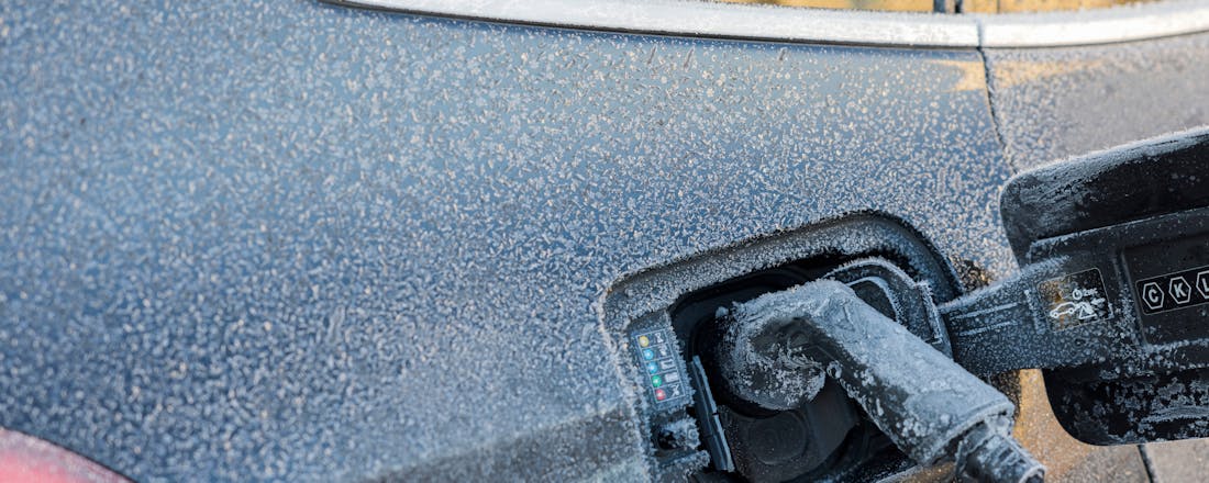 elektrische auto lader winter sneeuw ijs Vastgevroren laadkabel? Zo los je het op én zo voorkom je het