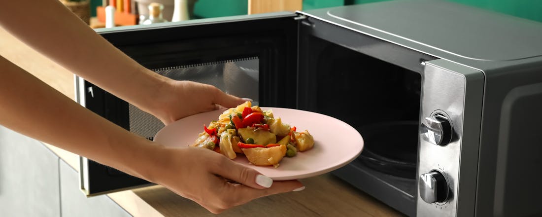 Eten opwarmen in magnetron De grootste misverstanden over eten opwarmen: wat is waar en wat is niet waar?