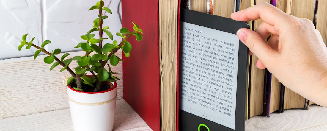 e-reader op boekenplank Bladeren in stijl: Hoe kies je de perfecte e-reader?