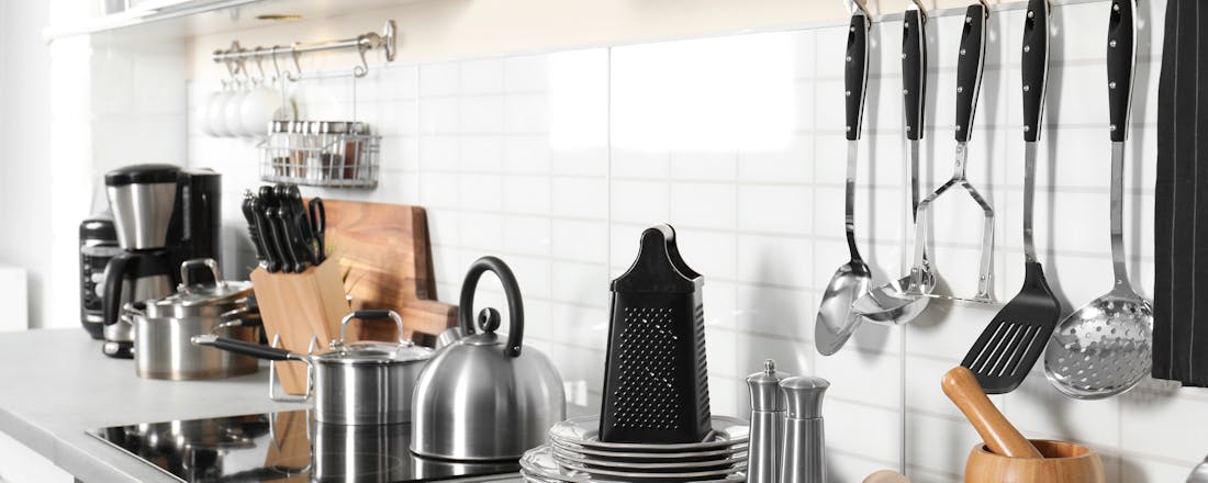 Aanrecht met keukenapparatuur en lepelrek Zo richt je een kleine keuken in met praktische apparaten