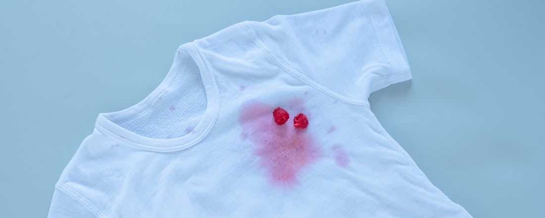 Hoe verwijder je vlekken uit kleding die niet in de wasmachine mag?