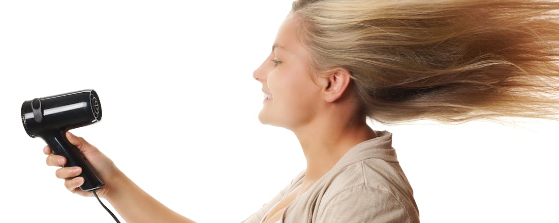 Vrouw die haar fohnt Het áller-, allergrootste misverstand over föhns (en nog een handvol feiten en fabels)